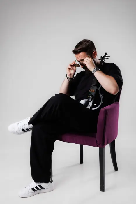 Violinista sa električnom violinom